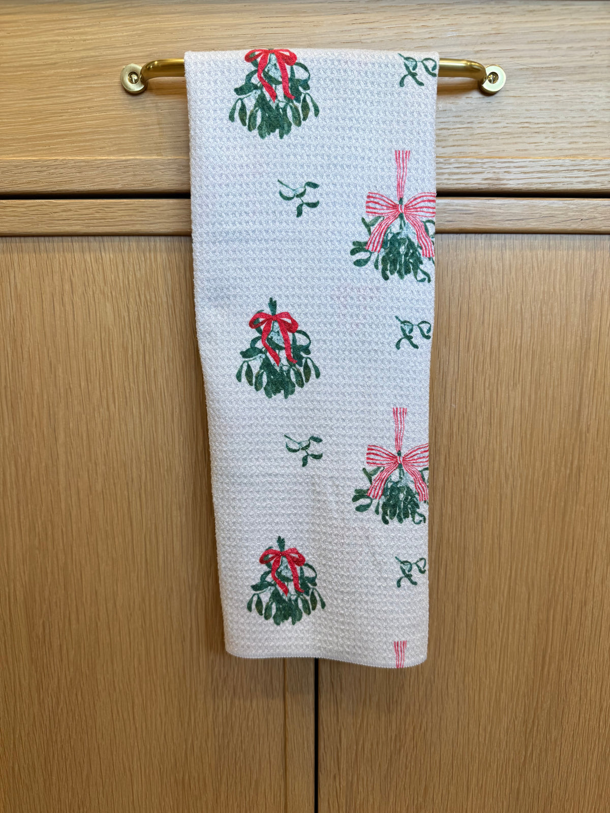 MEET ME UNDER THE MISTLETOE